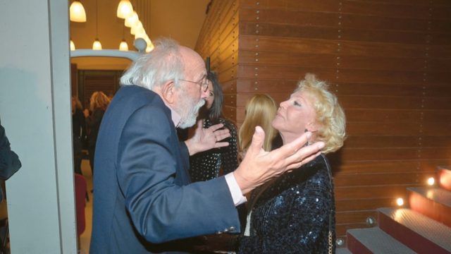 Στην εκκλησία με κλάματα η Ζωή Λάσκαρη – Ήθελε να αποδράσει από το γάμο της με τον Αλέξανδρο Λυκουρέζο