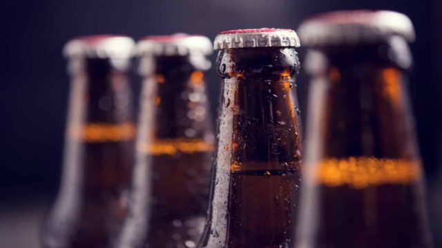 Ώρα για μπύρα; Ανοίξτε το καπάκι με αυτό το πανέξυπνο κόλπο και μια πετσέτα