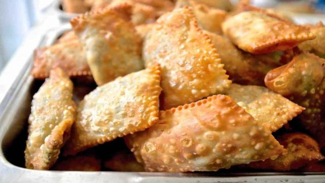 Αμοργιανή τυρόπιτα με ξινομυζήθρα στο τηγάνι – Το μυστικό της νοστιμιάς βρίσκεται στο φύλλο