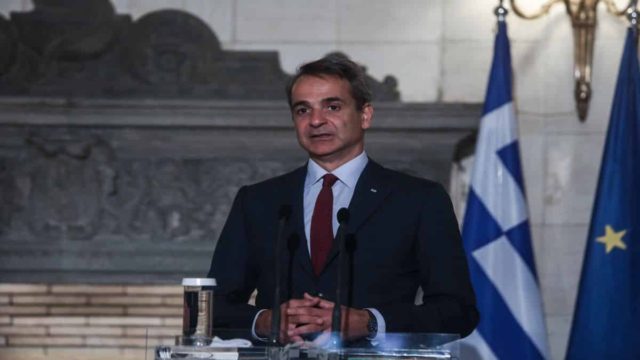 Προσαγωγές έξω από το σπίτι του Κυριάκου Μητσοτάκη μετά από συγκέντρωση