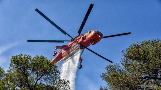 Επεκτείνεται ο πύρινος «εφιάλτης» στην Ελλάδα: Φωτιά ξέσπασε και στην Λευκάδα – Φλέγεται το Πόρτο Κατσίκι