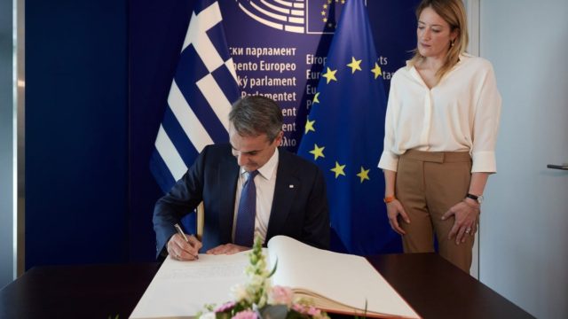 «Κάρφωσε» ΣΥΡΙΖΑ και Τσίπρα ο Μητσοτάκης στο Ευρωκοινοβούλιο: «Τέτοιες μέρες το 2015 την Ελλάδα τη χτυπούσαν κύματα τυφλού λαϊκισμού» (video)