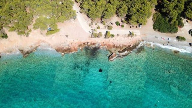 Αγκίστρι: Η γαλαζοπράσινη ειδυλλιακή παραλία του που θα θέλεις να επιστρέφεις!