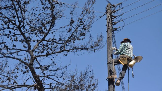 Φωτιά στην Πεντέλη – ΔΕΔΔΗΕ: Μέχρι το απόγευμα θα έχουν αποκατασταθεί όλες οι βλάβες από τη φωτιά