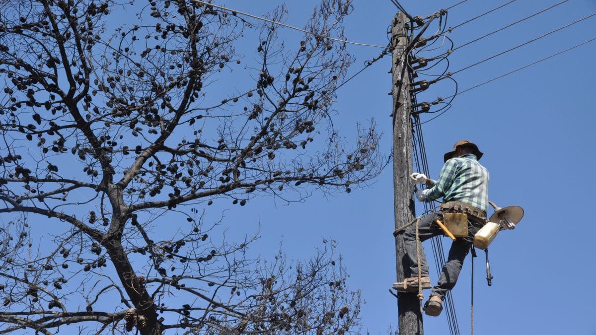 Φωτιά στην Πεντέλη – ΔΕΔΔΗΕ: Μέχρι το απόγευμα θα έχουν αποκατασταθεί όλες οι βλάβες από τη φωτιά