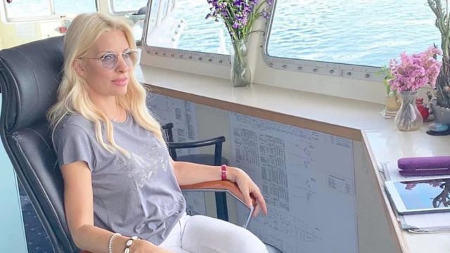 Σκέτη «φωτιά»: Η Ελένη Μενεγάκη ποζάρει με μπικίνι στην αυλή της στα Άχλα (photo)