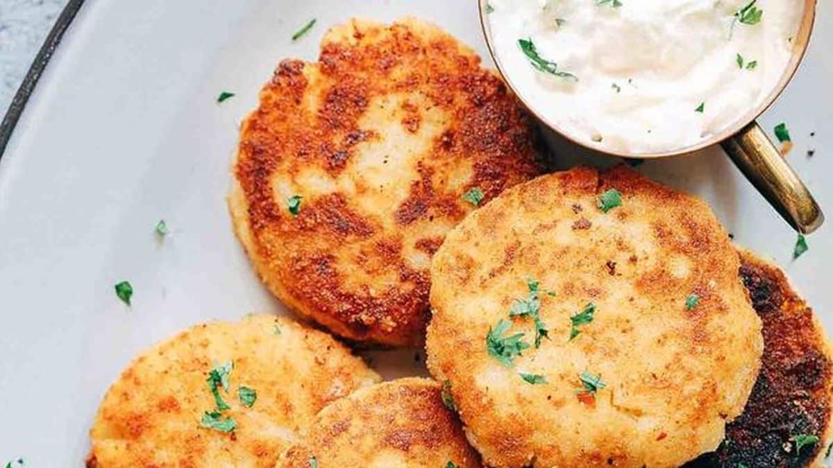 Αφράτα vegan πατατομπιφτέκια με κρεμμύδι και μυρωδικά έτοιμα σε χρόνο ντετέ