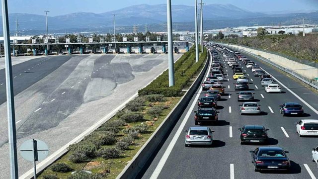 Κυκλοφοριακό “κομφούζιο” στην Εθνική Οδό Αθηνών-Κορίνθου λόγω ακινητοποίησης φορτηγού