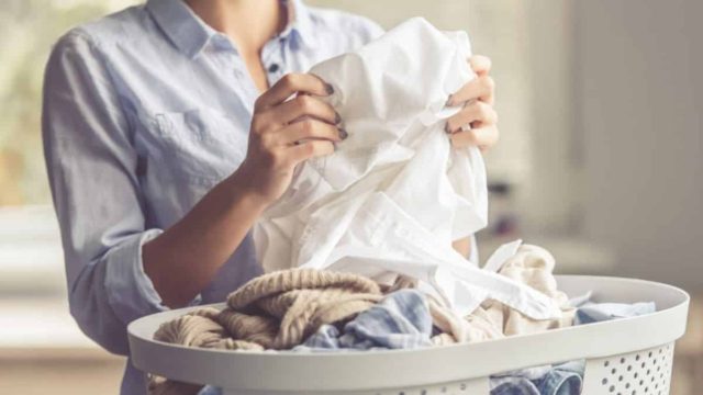 Υγρασία στα ρούχα: Αυτό είναι το φυσικό κόλπο για να τα κάνετε να μην μυρίζουν μούχλα