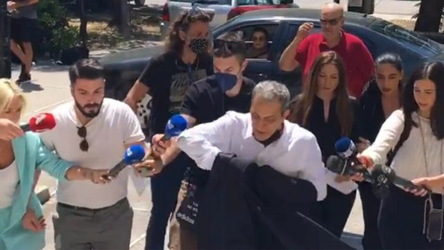 «Βρε καλώς τα παιδάκια…» – Στον εισαγγελέα με… ειρωνεία στους δημοσιογράφους ο Θέμης Αδαμαντίδης