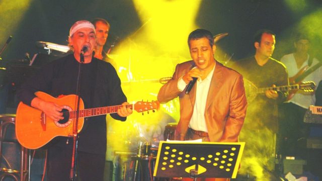 «Με τράβηξε από τα μαλλιά, με κλώτσησε, με έβρισε και με απείλησε»: Κόλαφος στην κατάθεσή της η σύντροφος του Θέμη Αδαμαντίδη – Την κατηγορεί για εκβιασμό ο τραγουδιστής