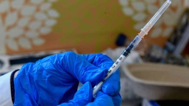 Κορωνοϊός: Ποιοι πρέπει να κάνουν τέταρτη δόση εμβολίου – Η σύσταση του ΠΟΥ εν μέσω «έκρηξης» κρουσμάτων