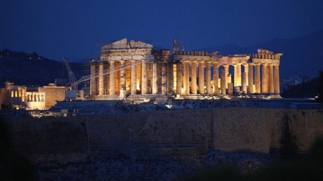 Λ. Μενδώνη: Αυτός είναι ο λόγος που έγινε ο φωτισμός του ανελκυστήρα της Ακρόπολης – Διευκρινήσεις για τις εικόνες που κυκλοφόρησαν