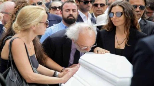 Απαρηγόρητος Λυκουρέζος στην κηδεία Ζωής Λάσκαρη: Άνοιξε το φέρετρο και…