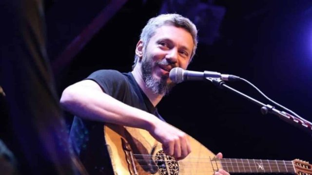 «Εκτός τόπου και χρόνου»: Ο Αλκίνοος Ιωαννίδης στο Faliro Summer Theater