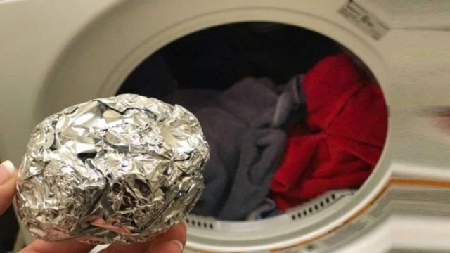 Πώς λίγο αλουμινόχαρτο κάνει θαύματα: Το απίθανο tip για να κρατήσετε τα ρούχα σας σαν καινούργια!