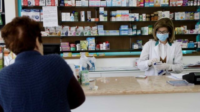 Η γιαγιά στο φαρμακείο: Το ανέκδοτο της ημέρας (1/7)
