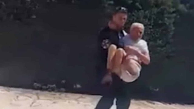 Πικέρμι: Η στιγμή που αστυνομικός απεγκλώβισε ηλικιωμένο με κινητικά προβλήματα – Συγκλονιστικό βίντεο