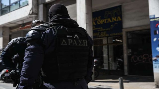 Λάρισα: Αστυνομικός καταδικάστηκε για απειλή με όπλο κατά της συζύγου του – Της επιτέθηκε γιατί αγόρασε τις «ακριβές πάνες» για το μωρό τους