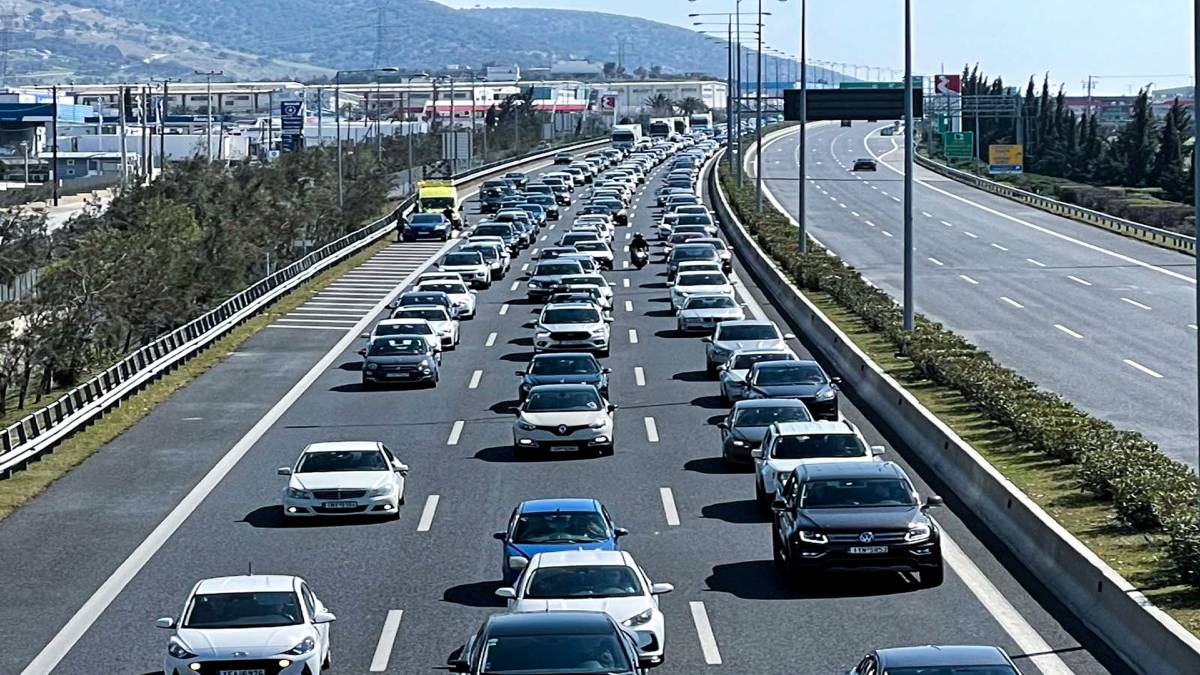 Πανικός στην Αττική Οδό: Τροχαίο με νταλίκα και μεγάλο μποτιλιάρισμα στο ρεύμα προς Ελευσίνα