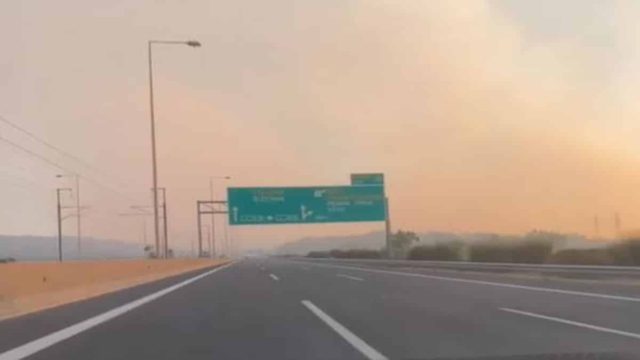 Νέα γκάφα της Αττικής Οδού: Ήταν κλειστή λόγω πυρκαγιάς αλλά… έπαιρνε κανονικά αντίτιμο για τα διόδια!