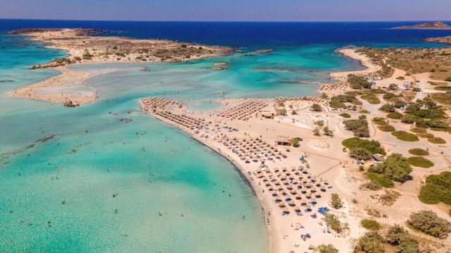 Ελαφονήσι: Οξυμένες αντιδράσεις για τις δεκάδες ξαπλώστρες στην παραλία – Η απάντηση του δημάρχου Κισσάμου (video)
