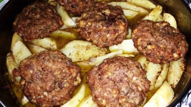 Μόνο η γιαγιά τα ήξερε: Το 5 μυστικά κόλπα για ζουμερά και αφράτα μπιφτέκια