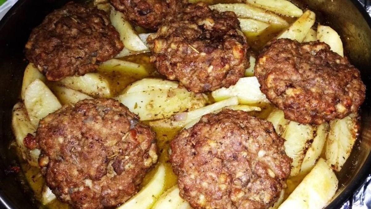 Μόνο η γιαγιά τα ήξερε: Το 5 μυστικά κόλπα για ζουμερά και αφράτα μπιφτέκια