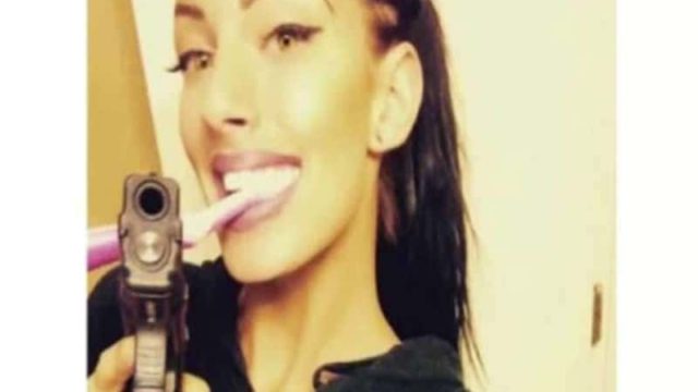 Μπέιμπι σίτερ έβγαζε selfie με ένα όπλο όταν ξαφνικά… Η συνέχεια θα σας ανατριχιάσει!