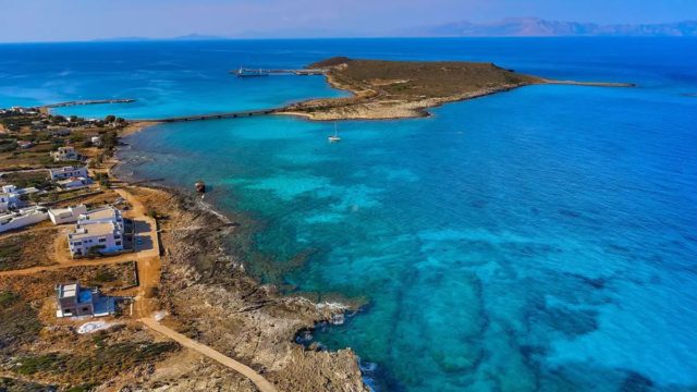 Το νησί του “έρωτα” με τις εκπληκτικές παραλίες μια ανάσα από την Αττική