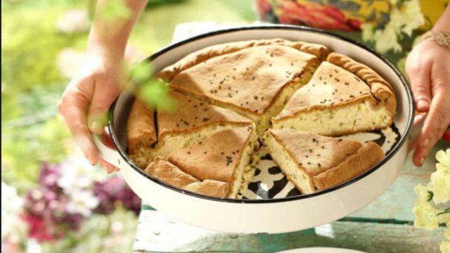 Τυρόπιτα ολικής άλεσης με γιαούρτι, φέτα και δυόσμο έτοιμη σε 20′
