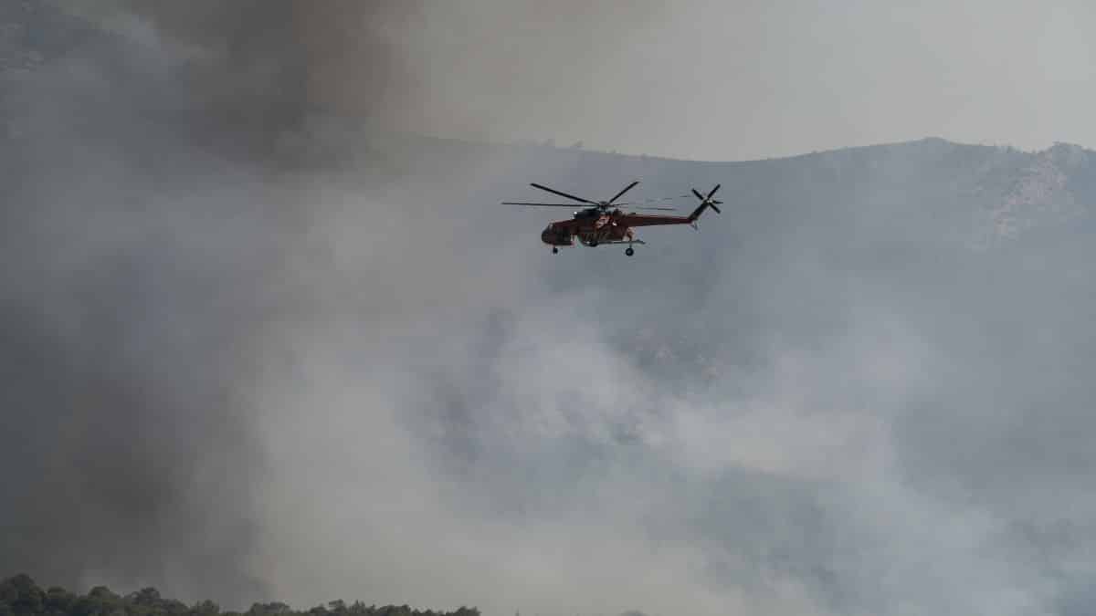 Φωτιά στην Κάρυστο: Ισχυροί άνεμοι στην περιοχή