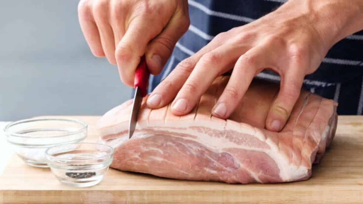 Πριν βάλει το κρέας στη σχάρα το χαράζει – Μόλις δείτε το λόγο θα τρέξετε να το κάνετε