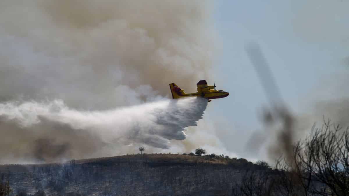 Λέσβος: Φωτιά στη Μόρια – Επιχειρούν και εναέρια μέσα