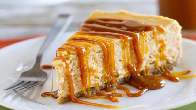 Αμαρτωλό cheesecake με μέλι και λευκή σοκολάτα – Το πιο εύκολο και νόστιμο γλυκό ψυγείου!