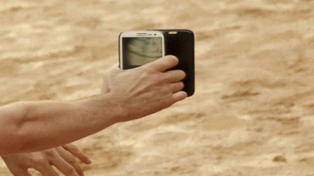 Αυτός ο άντρας ήθελε να βγάλει μια selfie με έναν ταύρο – Αυτό που ακολούθησε έκανε τους πάντες να “παγώσουν”