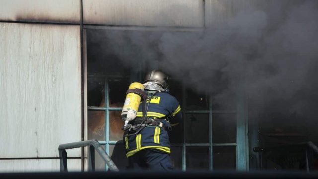 Φωτιά στο Κορωπί – Κινδυνεύουν βιοτεχνίες και εργοστάσια