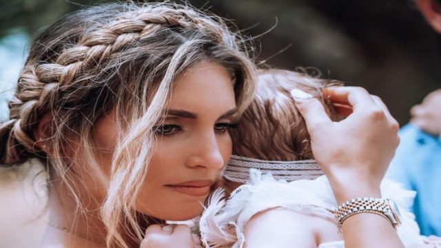Αχώριστες μαμά και κόρη: Η τρυφερή φωτογραφία της Αθηνάς Οικονομάκου με τη Σιέννα μέσα στη πισίνα