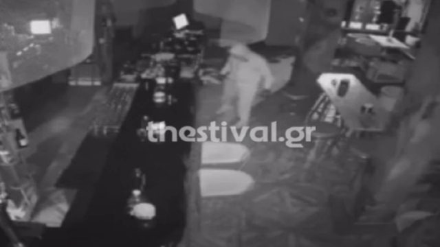 Θεσσαλονίκη: «Χρυσή» διάρρηξη σε μπαρ – Έφυγαν «κύριοι» με το χρηματοκιβώτιο (Video)