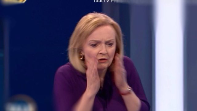 Σοκ στην Βρετανία: Παρουσιάστρια λιποθύμησε την ώρα του debate Τρας – Σούνακ