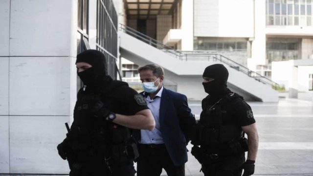 Απόλυτο σοκ στη δίκη Λιγνάδη: Εκτός φυλακής ο σκηνοθέτης που κρίθηκε ένοχος για δύο βιασμούς – «Να δώσετε να σας φυλάει τα παιδιά, ντροπή σας, ξεφτίλες» (video)
