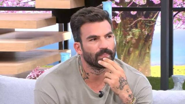 «Σπόντα» Δημήτρη Αλεξάνδρου: «Όταν δεν υπάρχει γύρω μας τίποτα το αληθινό, πώς να υποψιαστούμε ότι όλα είναι ψεύτικα;»