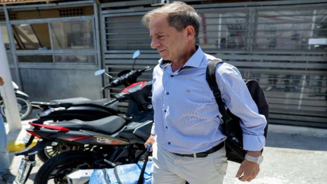 Επίθεση Ρουβίκωνα στο σπίτι του Λιγνάδη:  «Δεν του επέβαλαν κατ’ οίκον περιορισμό – Θα τον επιβάλλουμε εμείς» (video)