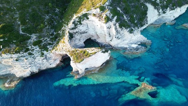 Επίγειος παράδεισος: Μία πέτρινη “καμάρα” που αναδύεται στα τιρκουάζ νερά του Ιονίου
