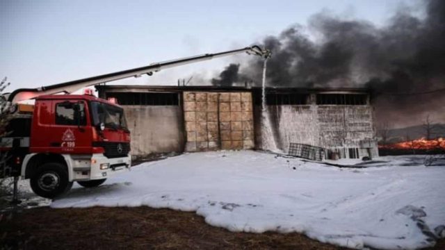 Φωτιά στον Ασπρόπυργο: Απόκοσμες εικόνες από το εργοστάσιο που ξέσπασε η πυρκαγιά (φωτο)