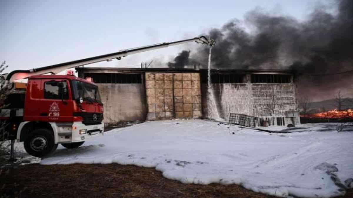 Φωτιά στον Ασπρόπυργο: Απόκοσμες εικόνες από το εργοστάσιο που ξέσπασε η πυρκαγιά (φωτο)