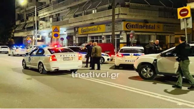Σοκ στη Θεσσαλονίκη: Έπαιζαν μπουνιές στη μέση του δρόμου και στη συνέχεια ξυλοφόρτωσαν πατέρα και γιο! (video)
