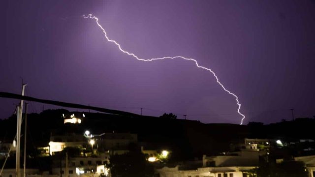 Έκτακτο δελτίο επιδείνωσης του καιρού από την ΕΜΥ: «Χειμώνας» μες στο κατακαλόκαιρο – Έρχονται καταιγίδες και πτώση της θερμοκρασίας