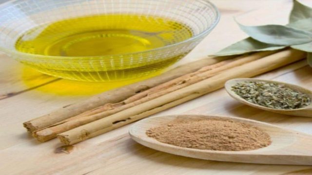 Έριξε μέσα σε ένα βάζο με ελαιόλαδο δάφνη και κανέλα και έφτιαξε κάτι μοναδικό για τα φαγητά της