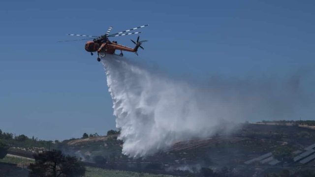 Πυκραγιά ξέσπασε στον Κορυδαλλό: Ελικόπετρο της Πυροσβεστικής στη μάχη της κατάσβεσης